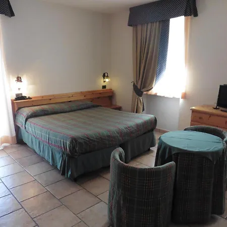 Mont Nery Hotel 2*
